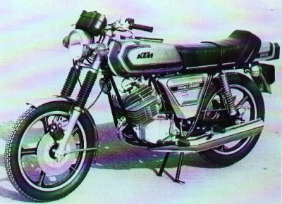 Neue KTM Strassenmodelle fr 1975: Hier die RS 125 mit Druckgussrdern und Scheibenbremse vorne, die der RS 50 sehr hnlich sieht