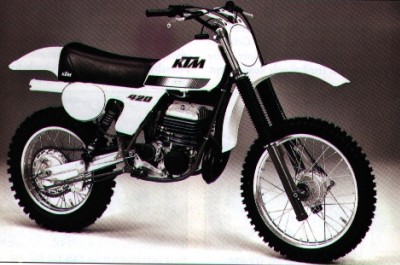 KTM 420 MC, wurde ab 1979 gebaut, der schlitzgesteuerte Motor leistete 52 PS aus einem Hubraum von 360 cm. die Leichtmetall-Kastenschwinge besa noch zwei Federbeine